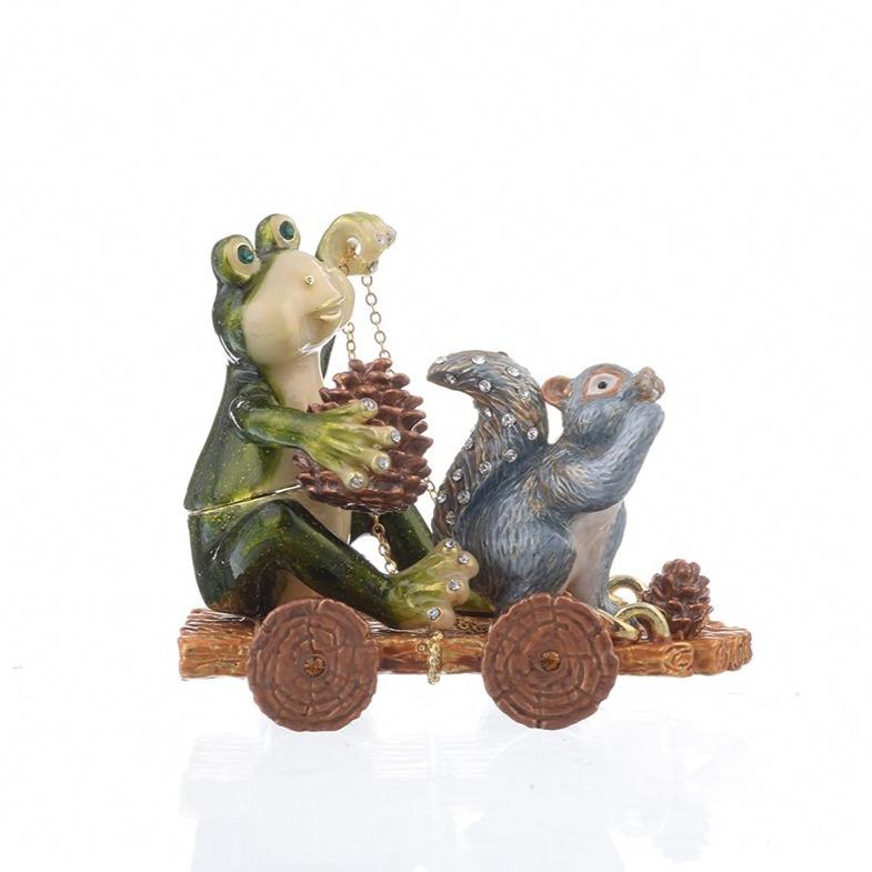 Frog and Squirrel on Wooden Car - 99fab 
